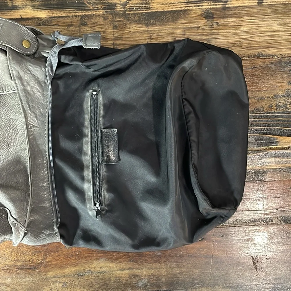 Italian made hobo purse in gorgeous grey leather - it’s so classic! - Picture 8 of 17